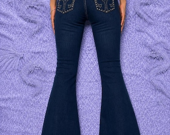 Y2K Bootcut-Jeans in dunkler Waschung, Größe M, Strasstaschen, Hüftjeans, Denim-Stil der 2000er Jahre, Stretch-Jeans für Damen