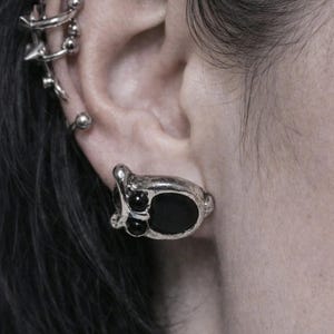 Può includere: Un cartello in legno rustico con la scritta "Welcome to our home" in lettere bianche. Il cartello presenta una finitura invecchiata e un design semplice e invitante, perfetto per un portico o un ingresso.