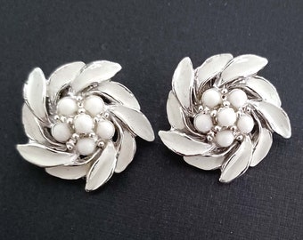 Boucles d'oreilles vintage perlées blanches à clip style années 1950