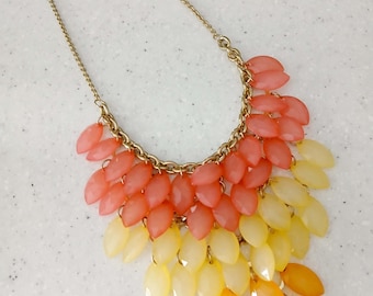 Collar colgante de lucita en tonos pastel con cuentas