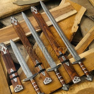 Espada medieval vikinga de acero de Damasco forjada a mano con vaina de madera. 3 BROWN SWORDS