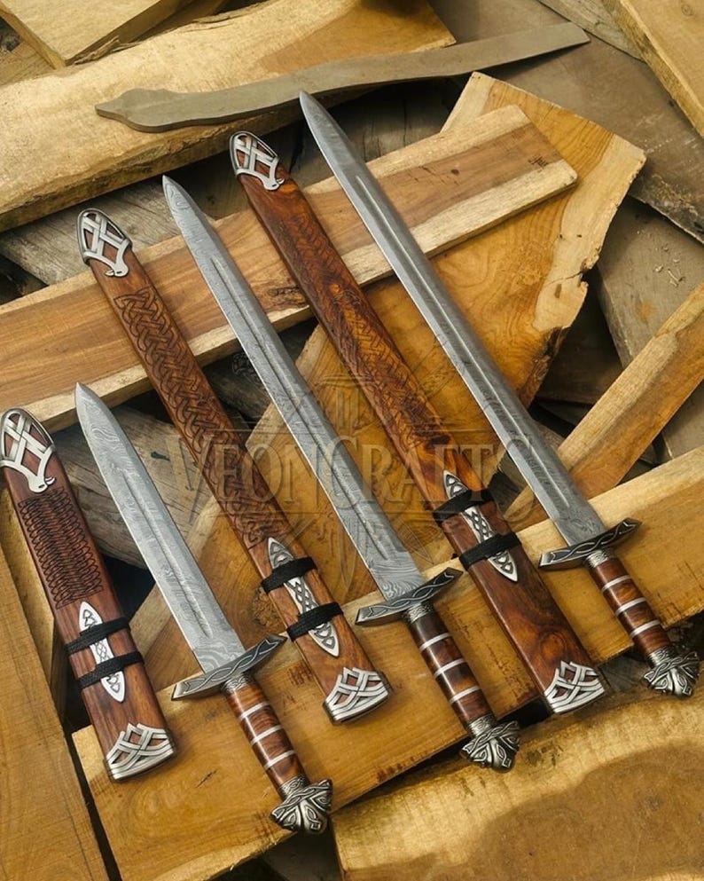 Espada medieval vikinga de acero de Damasco forjada a mano con vaina de madera. 3 BROWN SWORDS