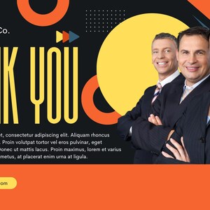 Puede incluir: Una presentaci&oacute;n de negocios con el texto "GRACIAS" en letras amarillas grandes. El fondo es negro, naranja y amarillo con tres personas con trajes. El logotipo de la empresa est&aacute; en la esquina superior izquierda y el sitio web en la parte inferior.