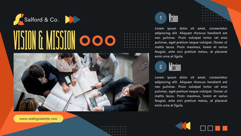 Puede incluir: Una presentaci&oacute;n de negocios con el texto "VISION & MISSION" en amarillo. La imagen incluye una vista desde arriba de personas alrededor de una mesa, con cuadros de texto que describen las declaraciones de visi&oacute;n y misi&oacute;n. La direcci&oacute;n del sitio web es visible.