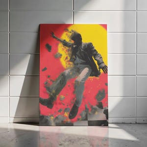 Może przedstawiać: Wydruk na płótnie przedstawiający postać w powietrzu na czerwono-żółtym tle. Postać jest częściowo zasłonięta efektem dymu, z żółtym kształtem przypominającym słońce za nią. Osoba ma na sobie kurtkę i dżinsy.