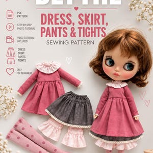 Könnte beinhalten: Ein Schnittmuster für eine Blythe-Puppe mit Kleid, Rock, Hose und Strumpfhose. Das Bild zeigt eine Puppe in einem rosa Kleid mit Rüschenkragen, einem grauen Rock und einer gepunkteten Strumpfhose. Der Text lautet PDF PATTERN ONLY und DRESS, SKIRT, PANTS & TIGHTS.