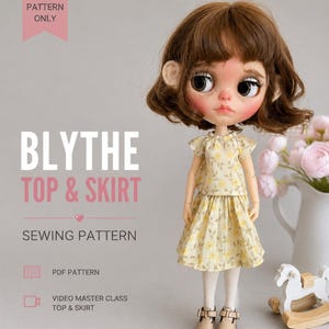 Puede incluir: Una muñeca Blythe de pelo castaño viste un conjunto de top y falda con estampado floral amarillo, medias blancas y zapatos beige con hebillas. Texto: PDF PATTERN ONLY, BLYTHE TOP & SKIRT SEWING PATTERN, PDF PATTERN, VIDEO MASTER CLASS TOP & SKIRT.