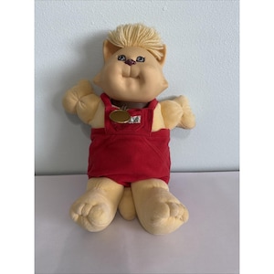 Muñeca Cabbage Patch Kids de Koosas, modelo vintage de 1983, con ojos marrones y atuendo original.