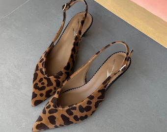 Zapatos de tacón con tira trasera y estampado de leopardo para mujer, de piel de becerro, con punta afilada y tacón bajo de 4 cm, zapatos de salón elegantes y cómodos.