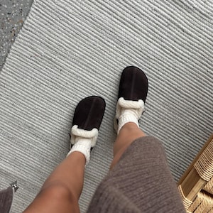 本物の毛皮を使用したスエードのレディースクロッグ