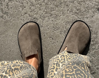 Comfortable women suede clogs with anatomical insoles