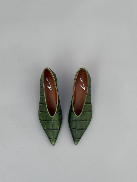 Womens Green Crocodile Embossed Leather Pumps, Pointed Toe Genuine Leather Shoes, 4 cm Low Heel, Leather Lining