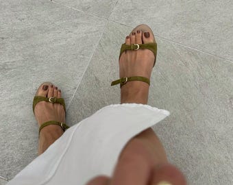 Women suede sandals with adjustable width
