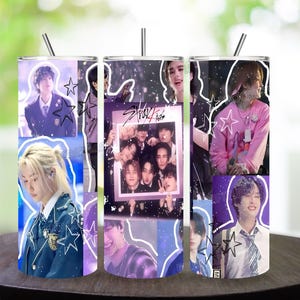 Puede incluir: Un vaso de acero inoxidable con un collage de imágenes de un grupo musical, con el texto "Stray Kids" en un marco morado. El diseño incluye estrellas y una combinación de colores morado y azul. El vaso tiene una pajita plateada.