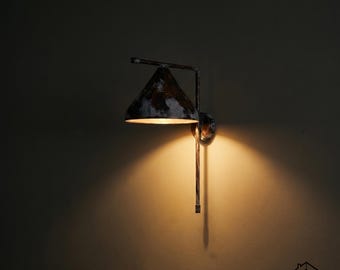 Aplique de pared de cobre hecho a mano, lámpara de pared con pantalla cónica y pátina envejecida, aplique de pared rústico industrial, luminaria artesanal.