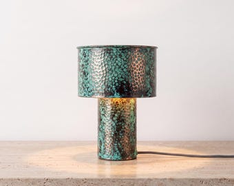 Lámpara de mesa de cobre martillado hecha a mano, lámpara de mesita de noche con pátina verde, lámpara de escritorio rústica oxidada, iluminación de acento bohemia moderna
