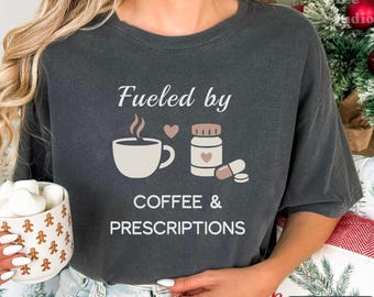 Camiseta de técnico de farmacia, camiseta "Impulsado por el café y las recetas", regalo divertido para farmacéutico, camiseta de café para enfermera, camiseta de humor médico para mujer