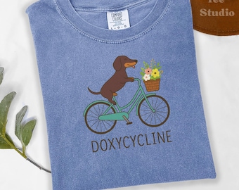 Doxycyclin Hundefahrrad Shirt, lustige Dackel Apotheke Tech Geschenk, Vet Tech & Apotheker Geschenkidee, Hundeliebhaber Apotheke Wortspiel Shirt, Hund auf dem Fahrrad