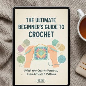 Puede incluir: Una tableta digital muestra la portada de un libro titulado "THE ULTIMATE BEGINNER'S GUIDE TO CROCHET". La ilustración de la portada muestra manos tejiendo un cuadrado colorido, con ovillos de lana y ganchillos. El texto de abajo dice "Unlock Your Creative Potential, Learn Stitches & Patterns."