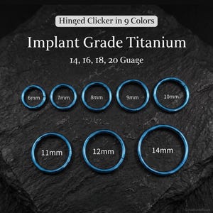 Puede incluir: Una colección de anillos clicker articulados de titanio de grado implante en color azul, con tamaños de 6mm a 14mm. El texto dice: Hinged Clicker in 9 Colors, Implant Grade Titanium, 14, 16, 18, 20 Guage, junto a las etiquetas de cada medida.