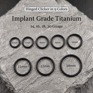 Puede incluir: Un conjunto de anillos clicker articulados de titanio de grado de implante negro en varios tamaños de 6mm a 14mm. El texto dice Hinged Clicker in 9 Colors, Implant Grade Titanium y 14, 16, 18, 20 Guage. Los anillos están dispuestos en dos filas.
