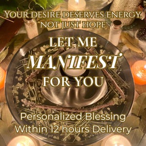 Puede incluir: Un arreglo espiritual con un cuenco plateado con una vela encendida, rodeado de hierbas y ramitas. La superposición de texto dice "LET ME MANIFEST FOR YOU" y "Personalized Blessing". Velas encendidas y botellas pequeñas en el fondo.