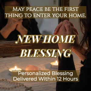 Op de afbeelding: Een reflecterend tafereel met twee brandende waxinelichtjes, een gladde roze steen en een rozenkrans. De tekstoverlays luiden: MAY PEACE BE THE FIRST THING TO ENTER YOUR HOME. NEW HOME BLESSING. Personalized Blessing Delivered Within 12 Hours.