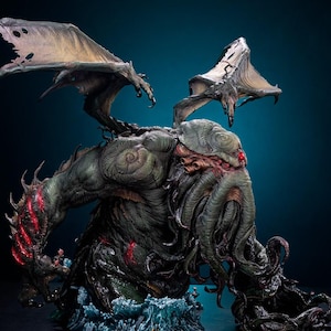 Pode incluir: Escultura detalhada de uma criatura monstruosa com grandes asas, tentáculos e um torso humanoide. A figura é principalmente verde com detalhes vermelhos e emerge de água azul estilizada. As asas são de cor castanha clara. A escultura tem uma aparência ameaçadora.