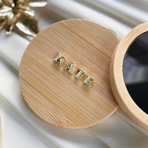 Espejo compacto de madera personalizado, letras de metal con nombre o inicial de diamantes de imitación, regalo de dama de honor, recuerdo de boda