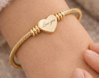 Brazalete ajustable de acero inoxidable con corazón grabado