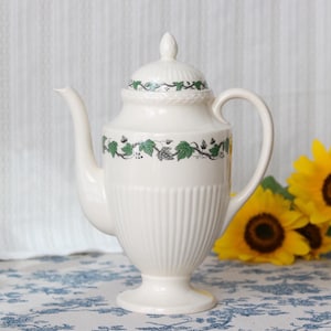 Wedgwood 'Stratford' hög tekanna 900 ml · Tillverkad i England · Queen's Ware, gröna murgrönablad · cirka 1950–1960-tal · Utmärkt skick