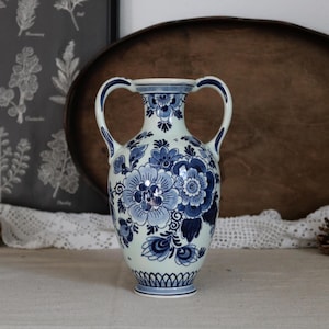 Royal Goedewaagen Blå Delftvas – Amfora med dubbelt handtag, 22 cm • Lantgårdsinredning • Handmålad holländsk med signatur från 1960- till 1980-talet