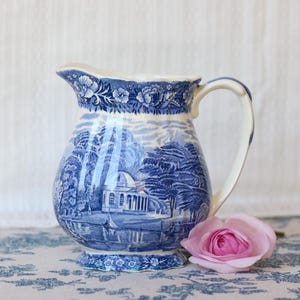 Palissy "Thames River Scenes" Jug 15 cm 0.6 Liters – Royal Worcester Blue Transferware Farmhouse Pitcher – 1950s – Excellent Condition