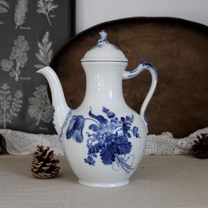 Cafetera curva Royal Copenhagen Blue Flower de 1,2 litros · Primera calidad · Porcelana de lujo pintada a mano · 1969–1973 · Como nueva