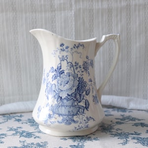Alfred Meakin “Charlotte” Blue and White Pitcher – Vintage English Transferware Jug, Floral Pattern Ironstone, Farmhouse Decor, 1930s–40s