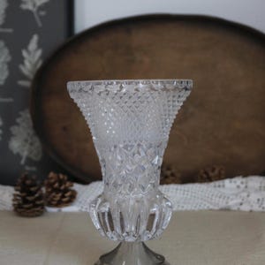 Vase antique en cristal taillé avec base en métal | Bohème / Verre taillé au diamant, Allemagne, vase à fleurs à facettes, début du XXe siècle