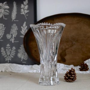 Nachtmann “Florenz” Lead Crystal Vase – 24% Hand-Cut German Crystal – Vintage Cut Glass Vase (22 cm) – Sparkling Clear Faceted Flower Vase