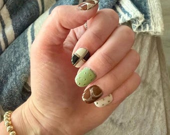 Uñas postizas minimalistas y originales / Set de uñas verdes y marrones desiguales. Elige tu forma (Hechas a medida).