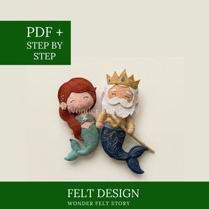 K&ouml;nnte beinhalten: Filz-Meerjungfrau- und -Mann-Designs. Die Meerjungfrau hat rotes Haar und einen t&uuml;rkisfarbenen Schwanz. Der Meermann tr&auml;gt eine goldene Krone und hat einen blauen Schwanz. Der Text "PDF + STEP BY STEP" und "FELT DESIGN" sind ebenfalls sichtbar.
