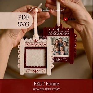 Puede incluir: Dos marcos cuadrados de fieltro con bordes festoneados en crema y rojo oscuro, con costuras decorativas y cintas blancas para colgar. Un marco está vacío, mientras que el otro muestra una foto familiar. El texto incluye PDF, SVG y FELT Frame.