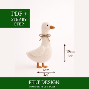 Könnte beinhalten: Eine handgefertigte Gans aus Filz, cremefarben mit orangefarbenem Schnabel und Füßen sowie einer Bindfaden-Schleife. Die Gans ist 10 cm hoch und 6 cm breit. Der Text auf dem Bild lautet "PDF + STEP BY STEP" und "FELT DESIGN WONDER FELT STORY."