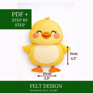 Può includere: Un pulcino di feltro giallo con pancia color crema, guance rosa e becco arancione. Il pulcino è alto 11 cm e largo 10 cm. Il testo sull'immagine recita "PDF + STEP BY STEP" e "FELT DESIGN WONDER FELT STORY."