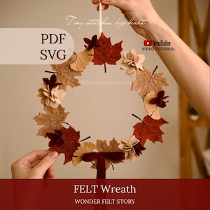 Puede incluir: Una corona circular de fieltro con hojas de colores otoñales en tonos marrón, beige y rojo oscuro, decorada con pequeñas flores de tela y un lazo de cinta rojo oscuro. El texto incluye "Tiny stitches, big heart", "PDF SVG", "YouTube VIDEO TUTORIAL", "white-couturier.com", "FELT Wreath" y "WONDER FELT STORY".