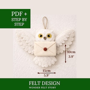 Può includere: Ornamento a forma di gufo in feltro bianco con una busta color crema, misura 15 cm di larghezza e 10 cm di altezza. Il gufo ha occhi gialli e un cordino marrone per appenderlo. È visibile anche il testo "PDF + STEP BY STEP" e "FELT DESIGN".