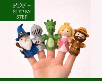 Könnte beinhalten: Eine Hand zeigt fünf Filz-Fingerpuppen: einen Zauberer, einen Ritter, einen Drachen, eine Prinzessin und einen bärtigen Mann. Die Puppen sind farbenfroh und detailliert, mit dem Text "PDF + STEP BY STEP" und "FELT DESIGN WONDER FELT STORY" im Hintergrund.