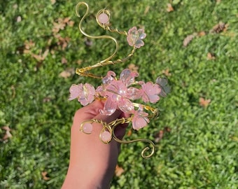 ハンドメイドのピンクの花のアームカフ - ピンクのフェアリーコアゴールドフローラルブレスレット