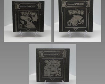 Posavasos de pizarra grabados con láser inspirados en Pokémon Game Boy (elige entre 3 diseños o llévate un juego).