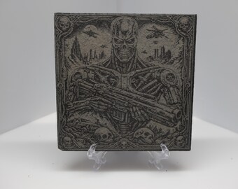 Posavasos de pizarra grabado con láser inspirado en el exoesqueleto de Terminator.
