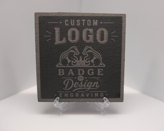 Logotipo de empresa personalizado, insignia deportiva o diseño - Posavasos de pizarra grabado con láser - Opciones circulares y cuadradas disponibles - Soportes disponibles
