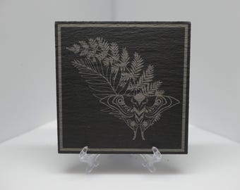 The Last of Us - Tatuaje de polilla y helecho de Ellie - Posavasos de pizarra grabado con láser